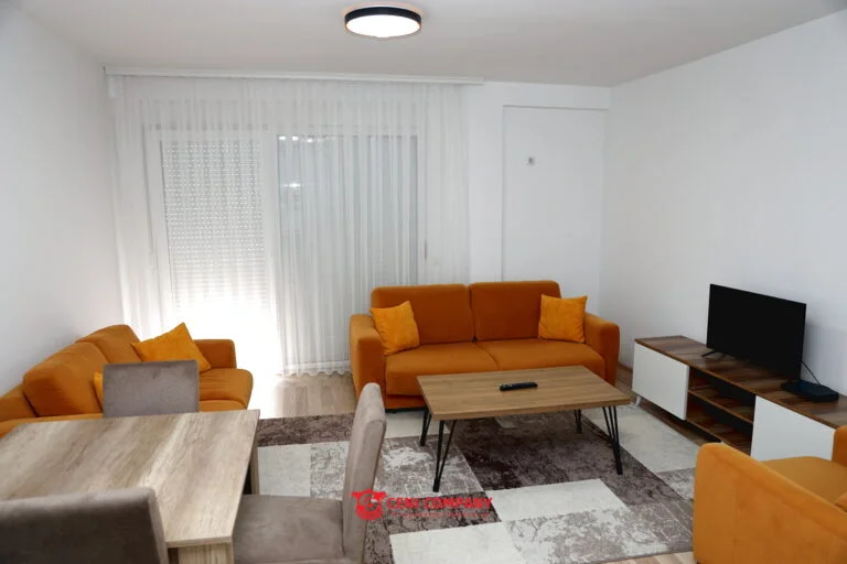 Në shitje një banesë funksionale dhe e ndriçuar mirë, e pozicionuar në katin e 7-të, e përshtatshme për banim komod ose investim.